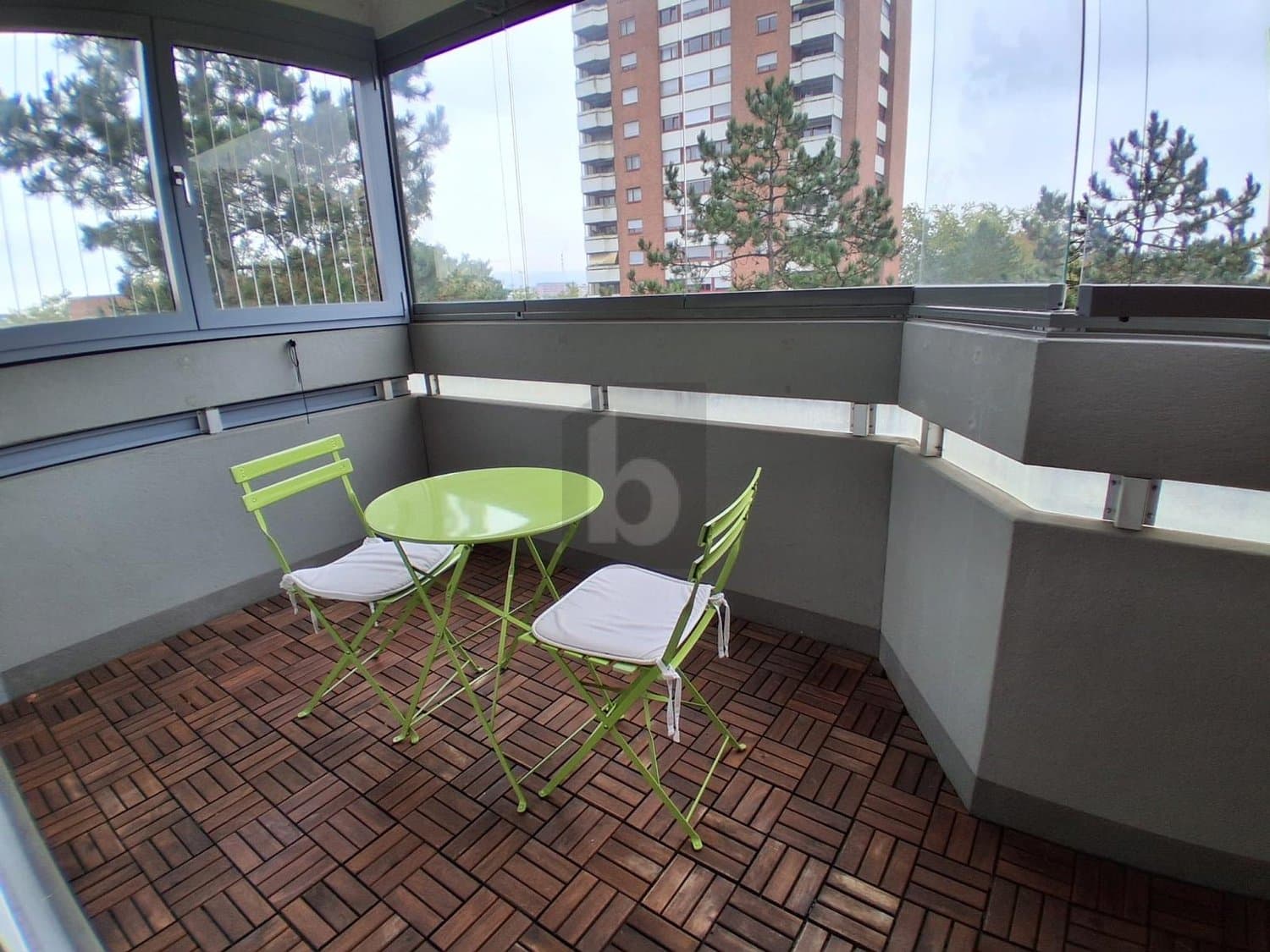 AN ZENTRALER LAGE MIT VERGLASTEM BALKON!