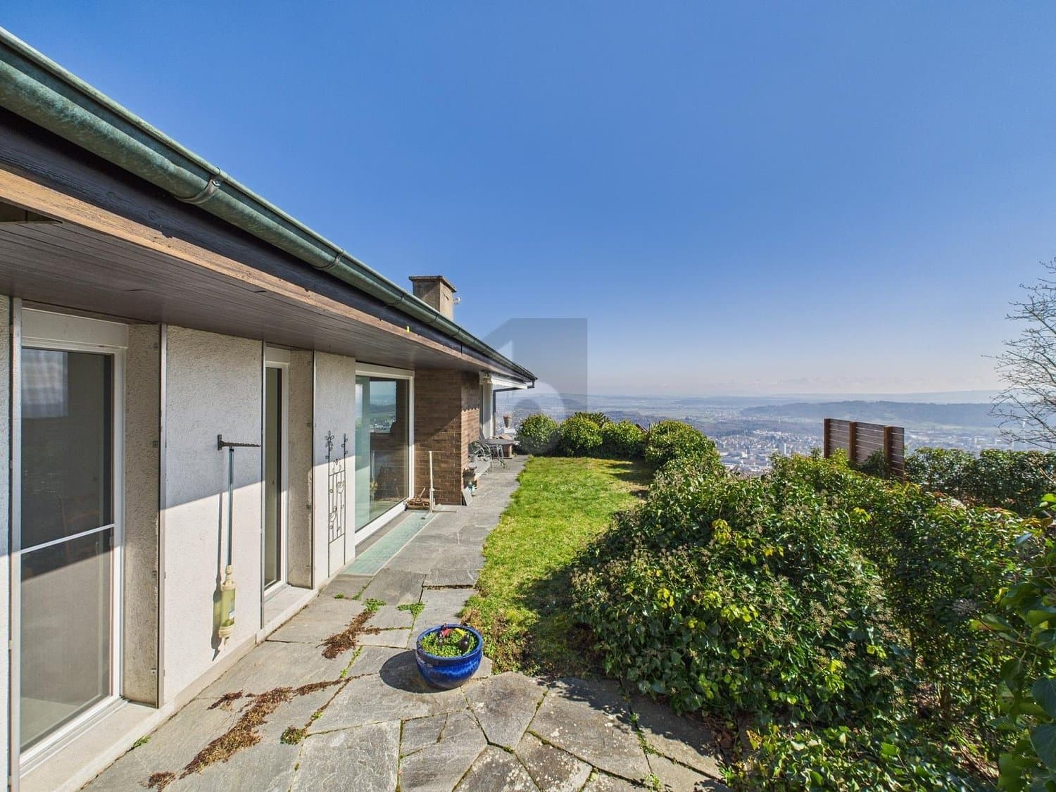 GROSSZÜGIG MIT PANORAMA-AUSSICHT