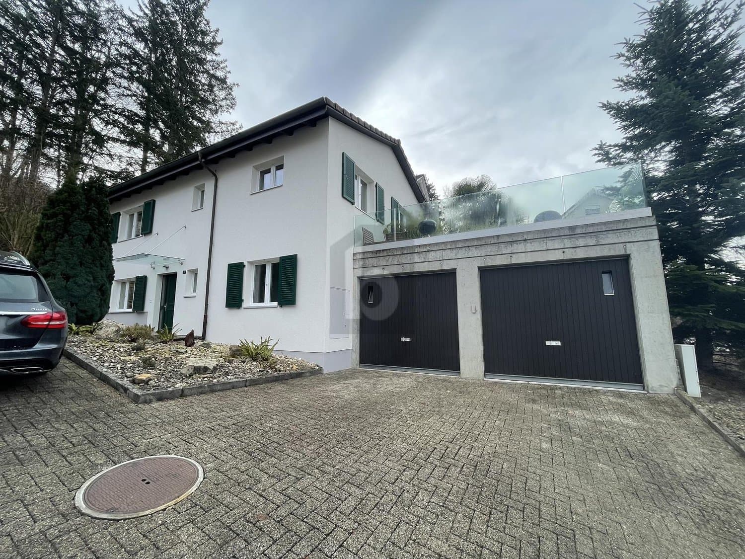 MODERN MIT GARTEN UND TERRASSE