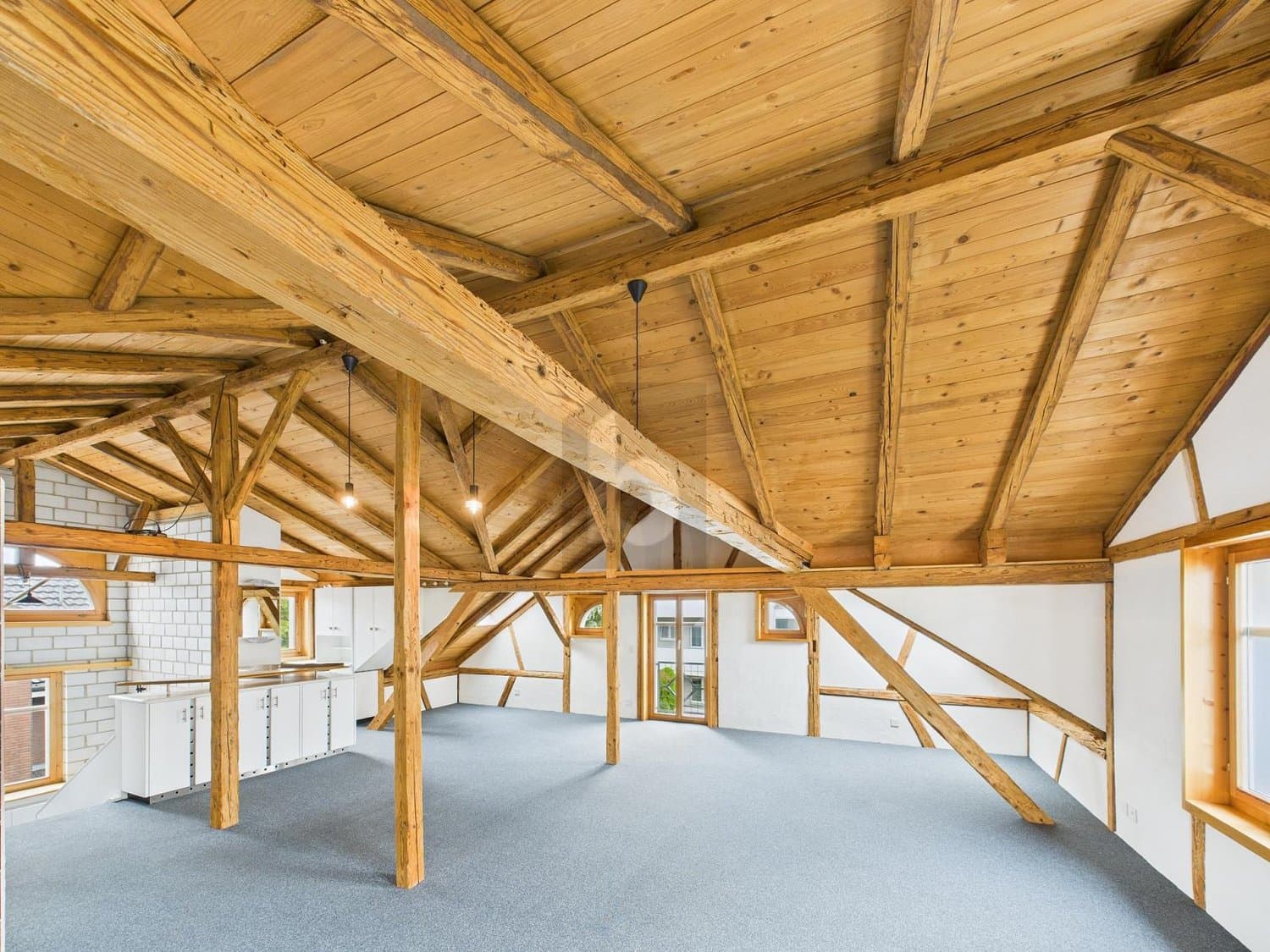 LICHTDURCHFLUTET MIT HOHEN DECKEN