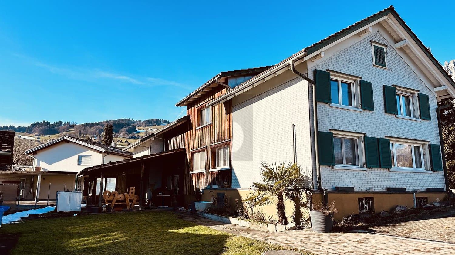 FAMILIENFREUNDLICH MIT SONNIGEM GARTEN!