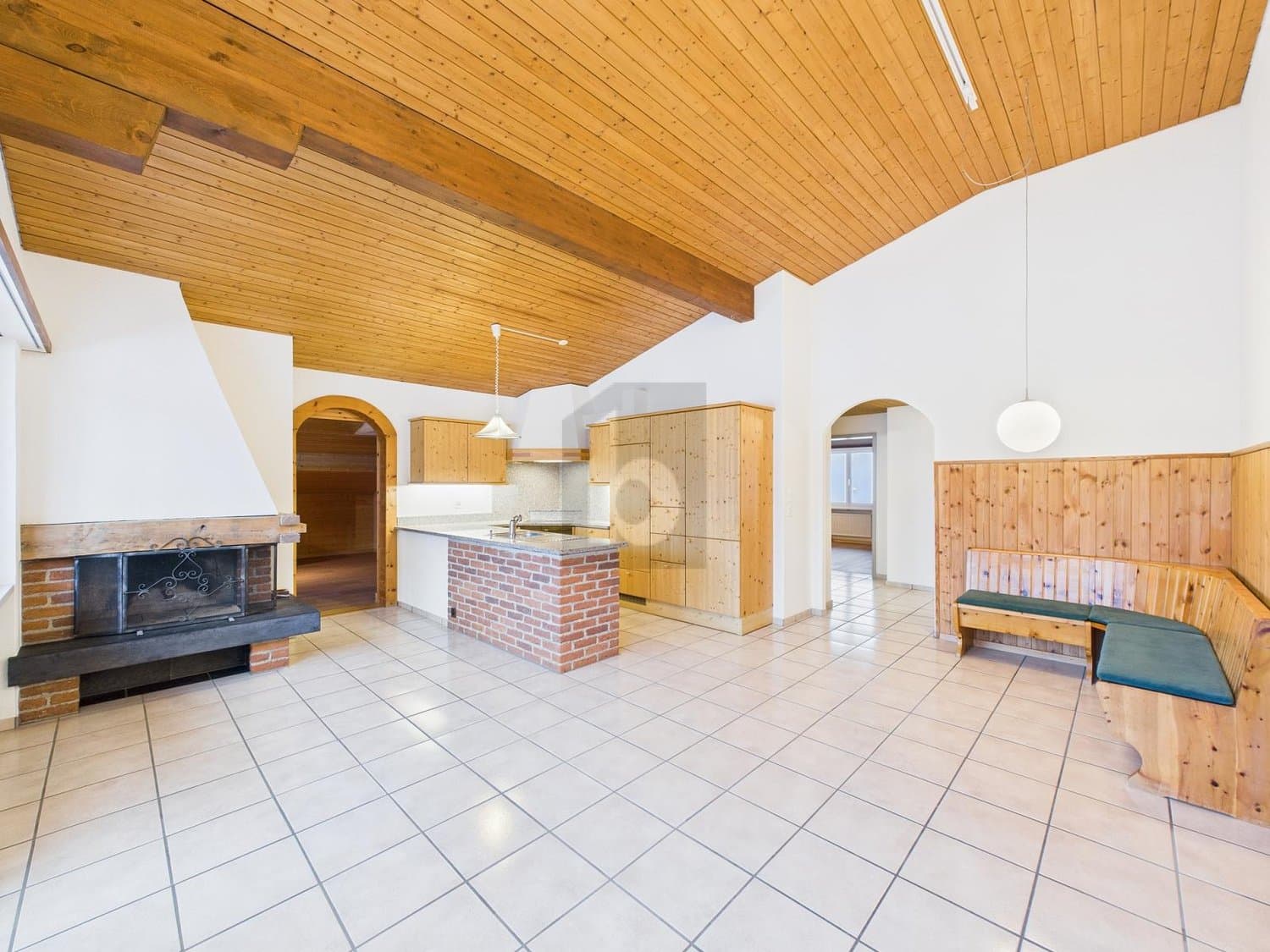 WEITBLICK IN DIE BERGE UND INS SKIGEBIET