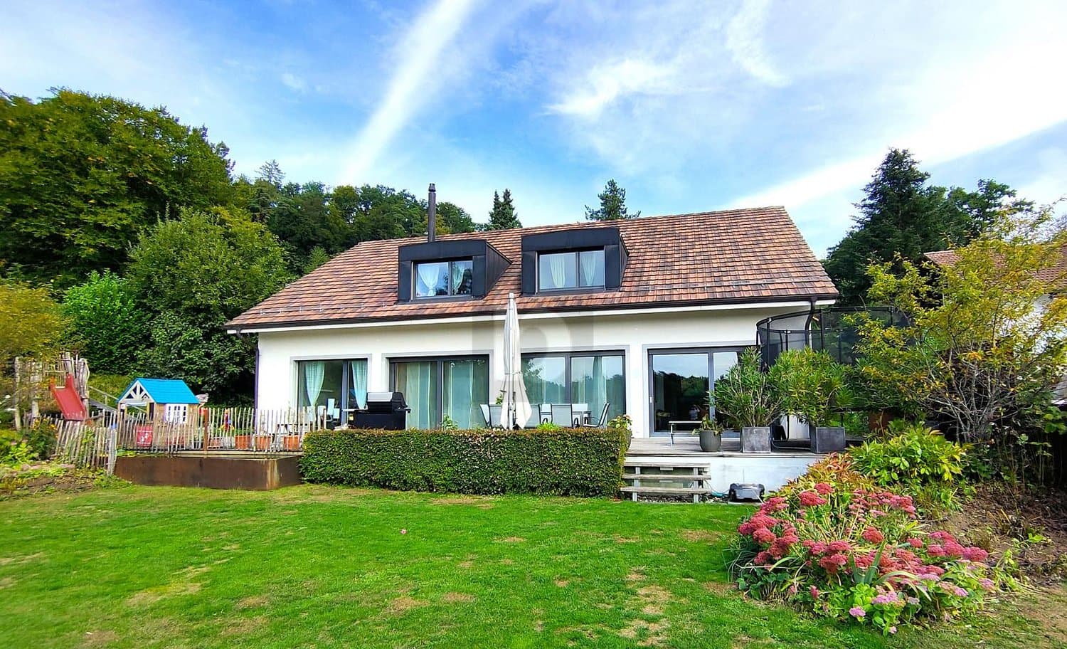 HOHER KOMFORT, WEITSICHT, GARAGE FÜR SECHS AUTOS