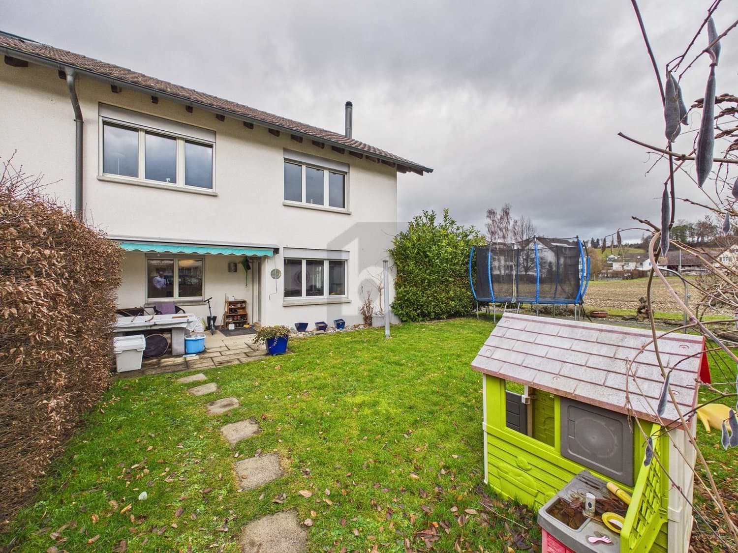 FAMILIEN-PARADIES MIT GARTEN