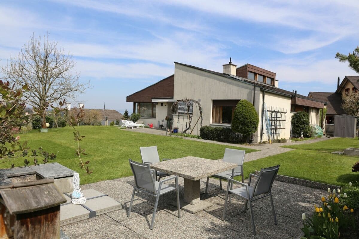 Villa mit Seesicht und mit separatem Bauland an sehr guter Lage.