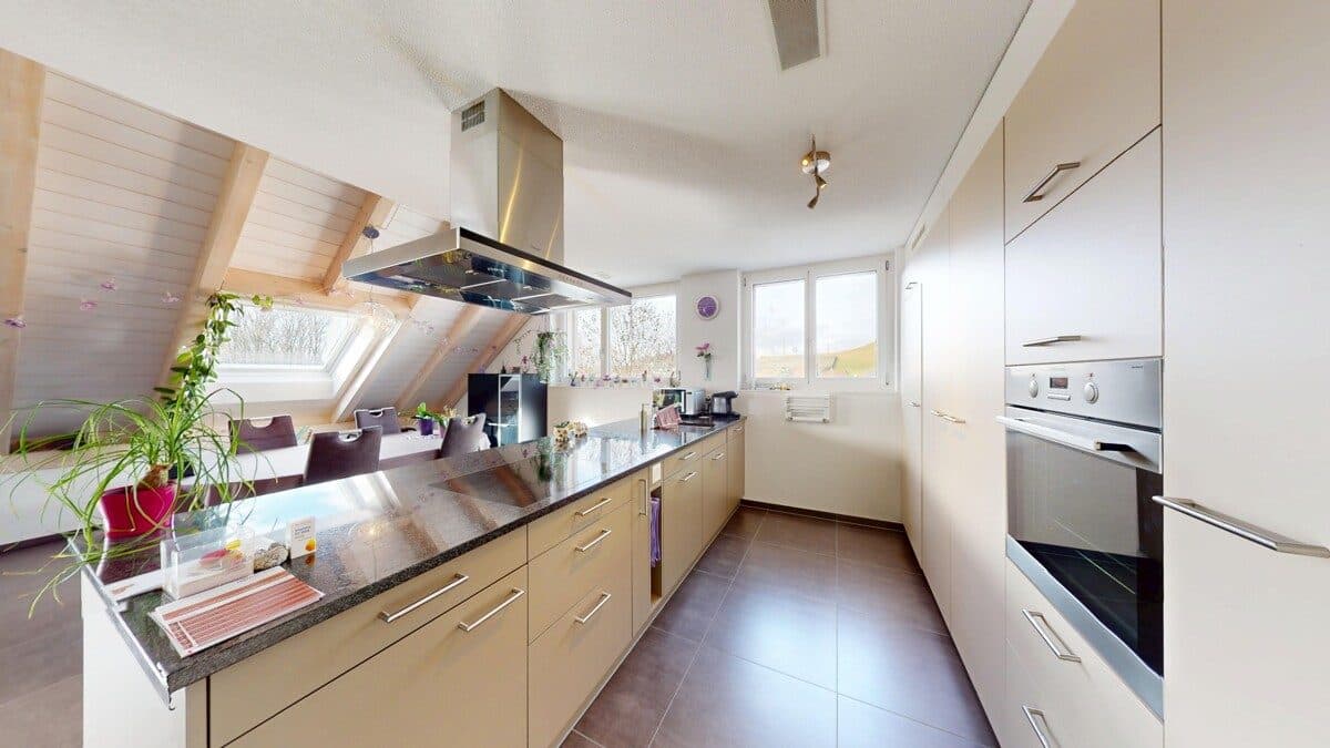 LICHTDURCHFLUTETE 5.5-ZIMMER- DACHWOHNUNG MIT AUSGEBAUTEM DACHRAUM