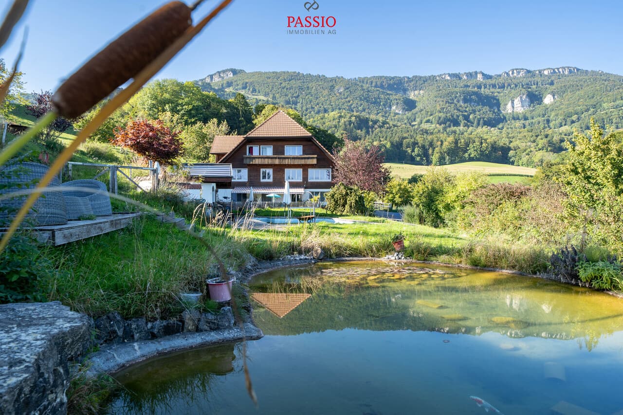 Wohnparadies für Pferdeliebhaber: 9-Zimmer, Pool und flexible Nutzung