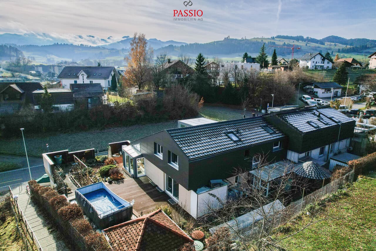 7-Zimmer 2-Familienhaus mit Studio, Gewerbefläche & Alpenblick