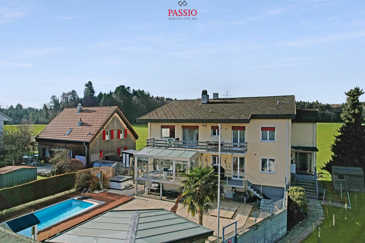 12-Zimmer 2-Familienhaus mit Pool & unverbaubarer Lage nahe Bern