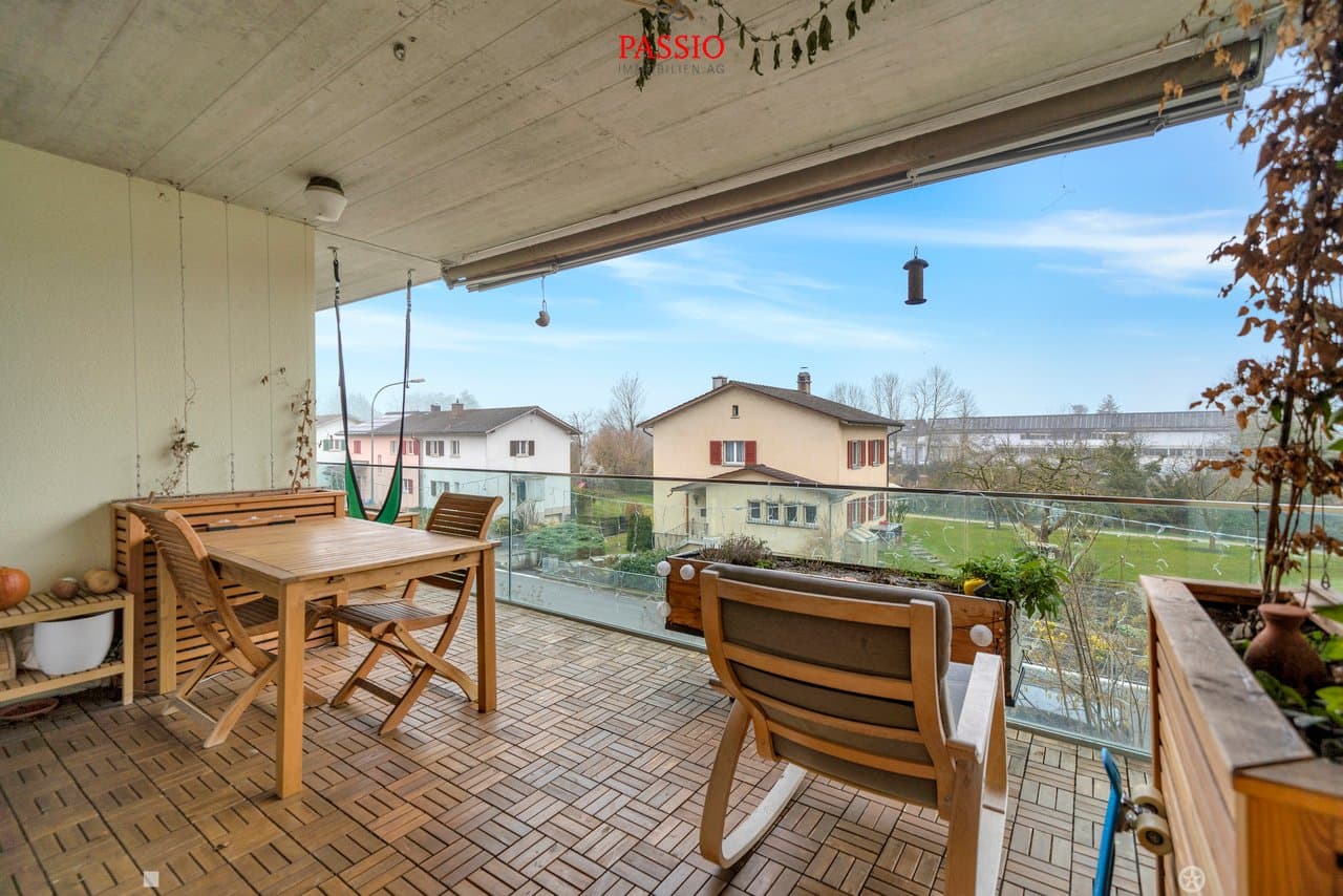 Moderne 4.5-Zimmer Wohnung mit grossem Balkon und Kanalsicht