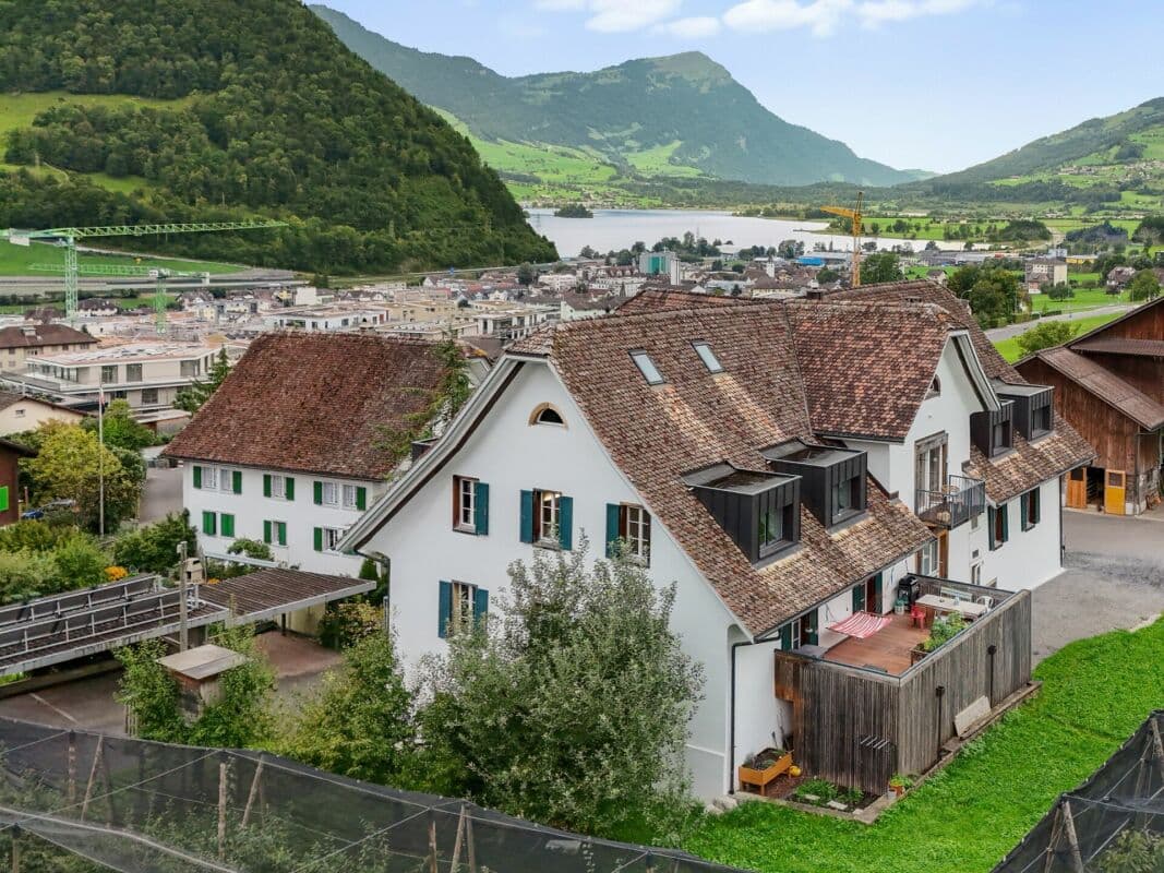 Stilvolle Dachmaisonette mit Sicht auf Mythen, See und ins saftige Grün